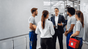 Betriebliche Erste-Hilfe-Organisation mit Team und Erste-Hilfe-Tasche
