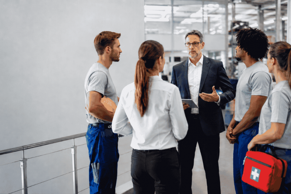Betriebliche Erste-Hilfe-Organisation mit Team und Erste-Hilfe-Tasche